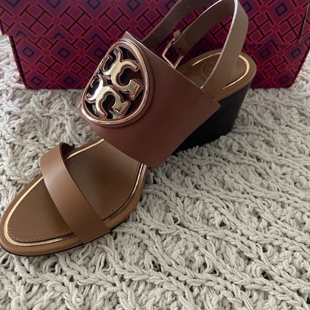Tory Burch Tan Leather Wedge Sandals with Gold Logo Medallion - Picture 3 of 4